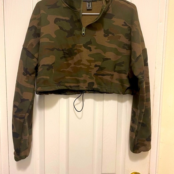 Cropped Camouflage pullover hoodie Very cute & trendy sz small - Picture 7 of 8